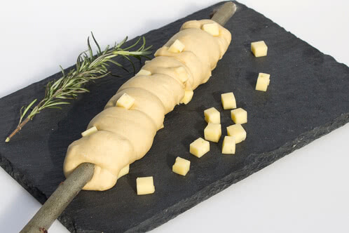Recipe: Cheese-stuffed bread on a stick