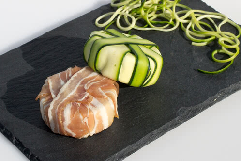 Recipe: Camembert-cheese wrapped in bacon and courgette